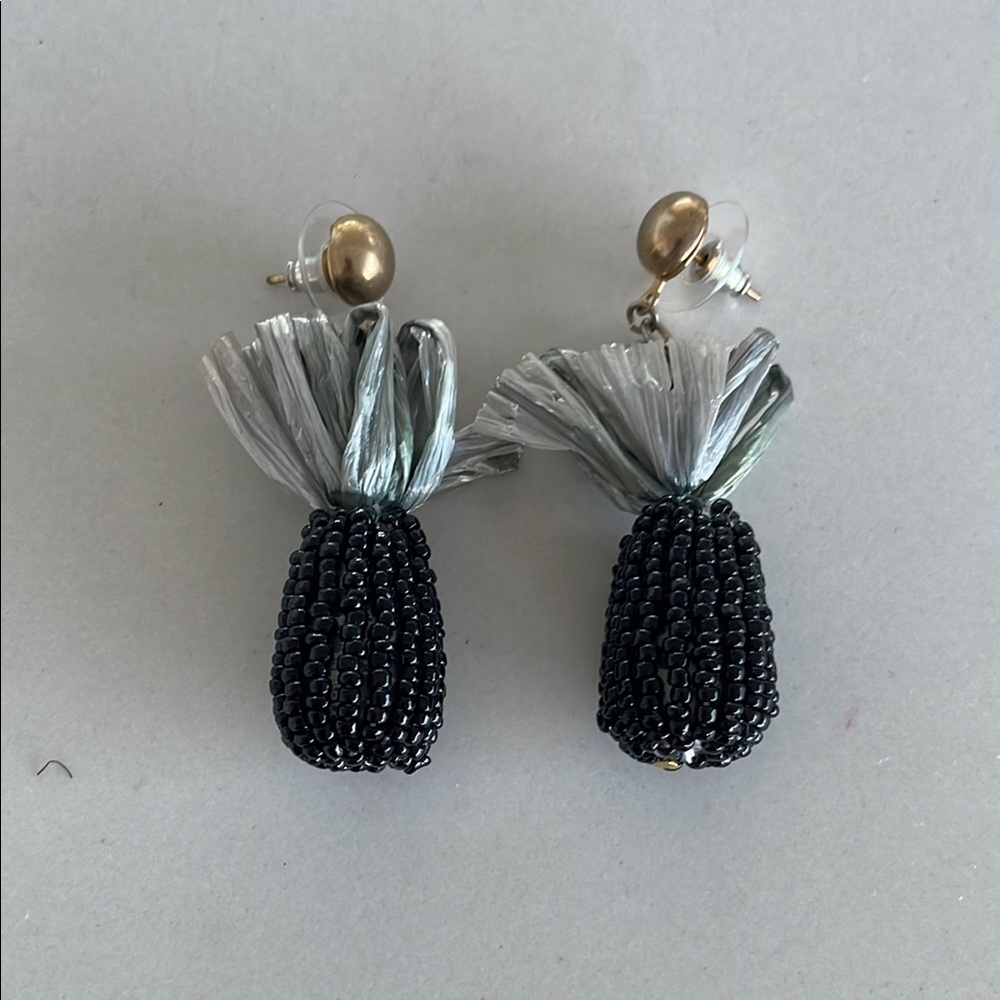 Style Cat Beaded Pineapple Earrings (black and gray)